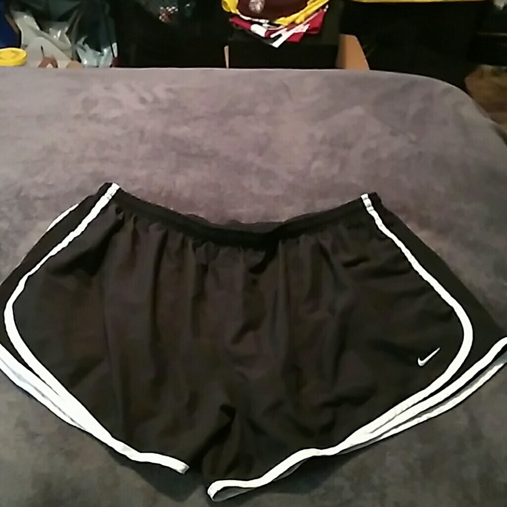 Black Nike tempos